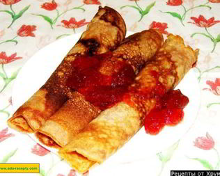 Сладкие блинчики с клубникой и творогом