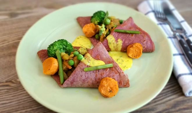 Свекольные блины с овощами и соусом карри
