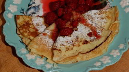 Творожные блинчики с малиновым соусом