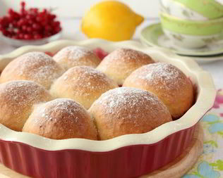 Бухтельн — воздушные булочки с горячим ягодным конфитюром