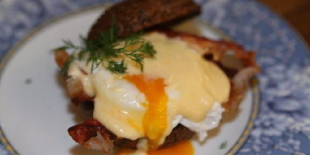 Рецепт булочки с яйцом пашот и беконом под соусом голландез