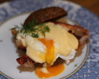 Булочка с яйцом пашот и беконом под соусом голландез