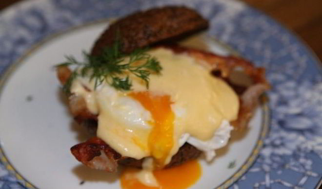 Булочка с яйцом пашот и беконом под соусом голландез