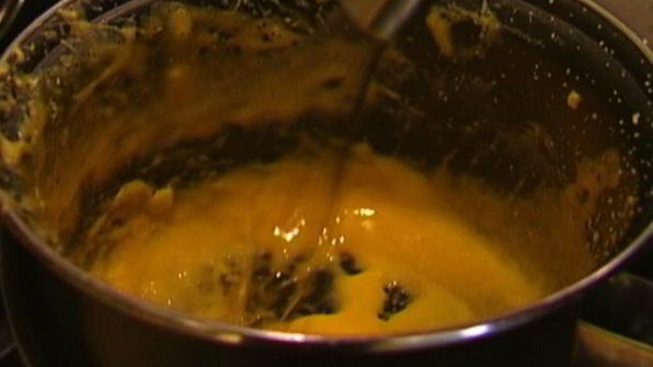 булочка с яйцом пашот и беконом под соусом голландез