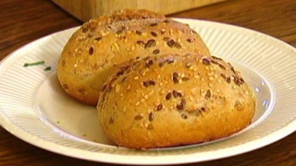 булочка с яйцом пашот и беконом под соусом голландез