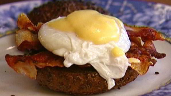 булочка с яйцом пашот и беконом под соусом голландез