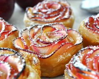 Булочки из слоеного теста и яблок