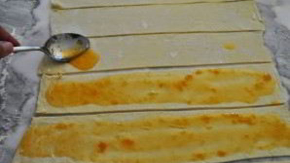 булочки из слоеного теста и яблок