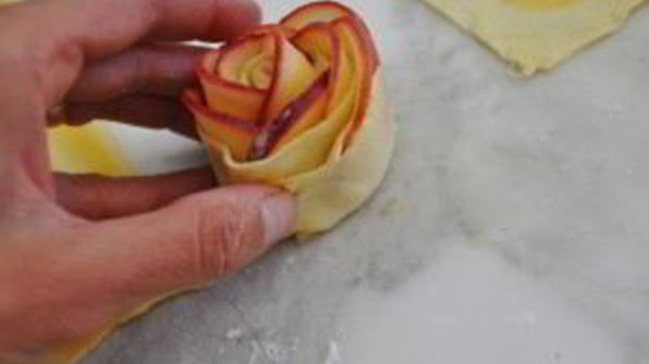 булочки из слоеного теста и яблок