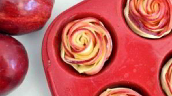 булочки из слоеного теста и яблок