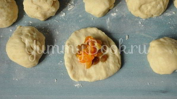 булочки с курагой и изюмом