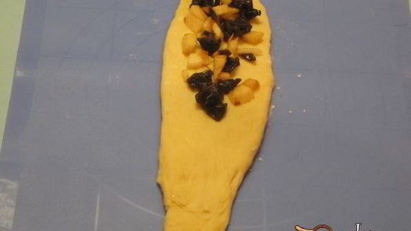 булочки с начинкой из чернослива и яблок