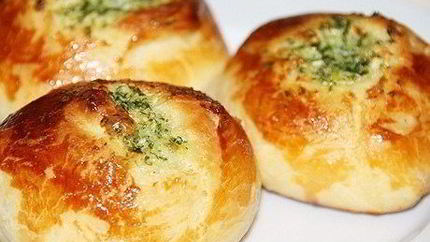 Чесночные булочки с зеленью