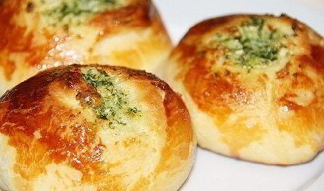 Чесночные булочки с зеленью