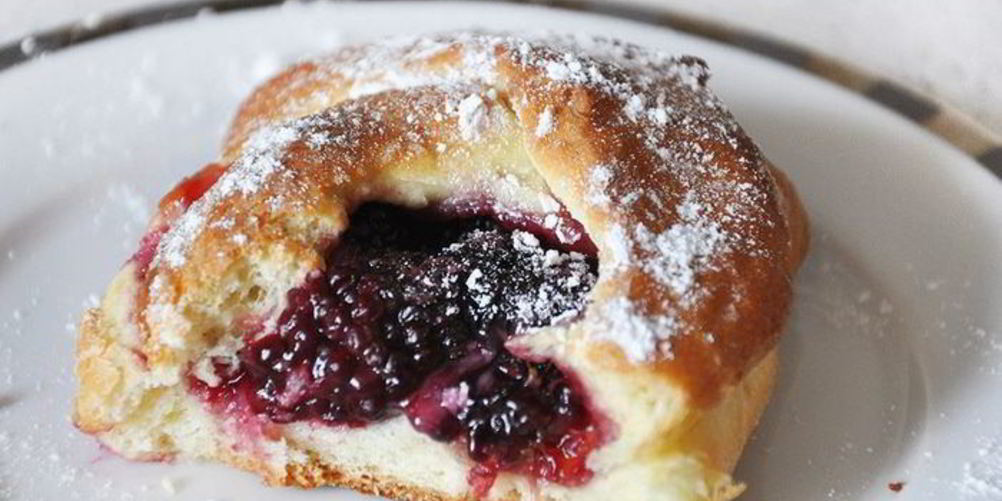 Рецепт дрожжевых булочек с ежевикой