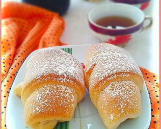 Круассаны с апельсиновым и яблочным джемом