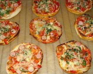 Очень быстрые булочки-пиццы к завтраку