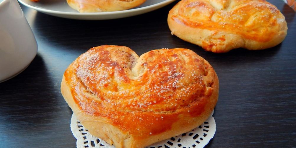 Рецепт плюшек с корицей и сахаром