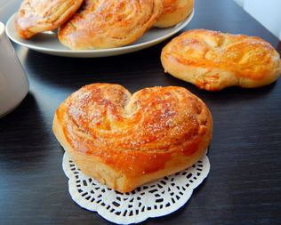 Плюшки с корицей и сахаром