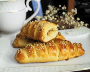 Сдобные булочки с грецкими орешками
