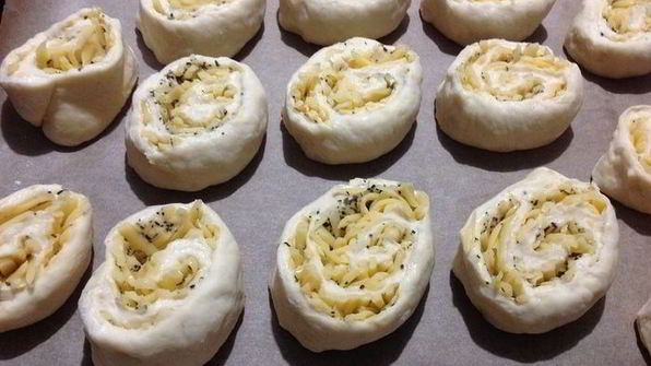 сырные булочки с базиликом на картофельно-дрожжевом тесте