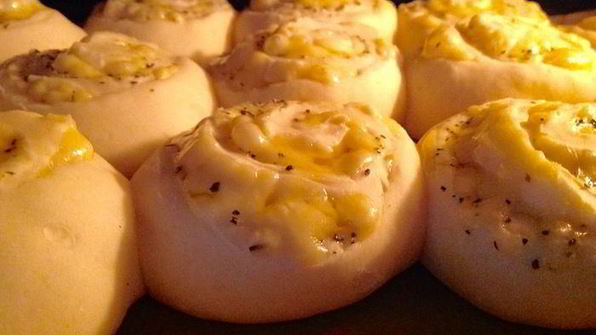 сырные булочки с базиликом на картофельно-дрожжевом тесте