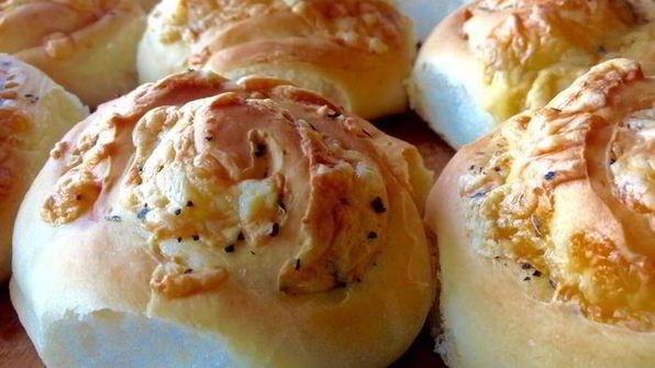 сырные булочки с базиликом на картофельно-дрожжевом тесте