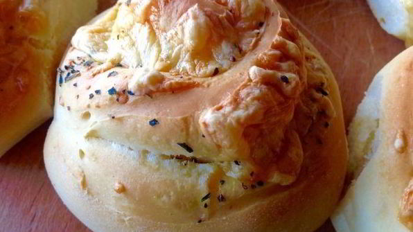 сырные булочки с базиликом на картофельно-дрожжевом тесте