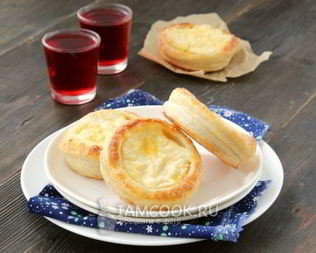 Ватрушки из слоеного теста с творогом