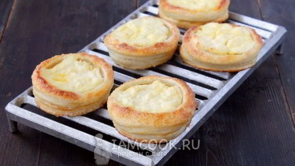 ватрушки из слоеного теста с творогом