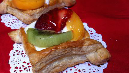 Ватрушки из слоеного теста с заварным кремом