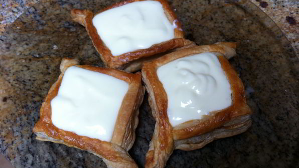 ватрушки из слоеного теста с заварным кремом