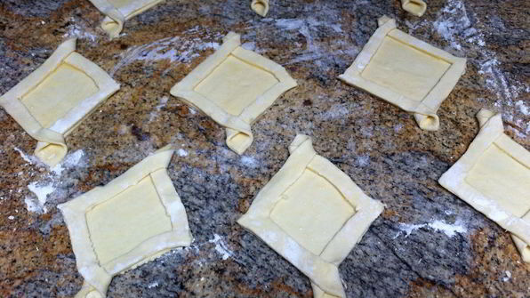 ватрушки из слоеного теста с заварным кремом