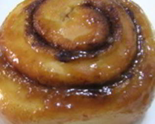 Вкусные булочки с корицей и мороженым