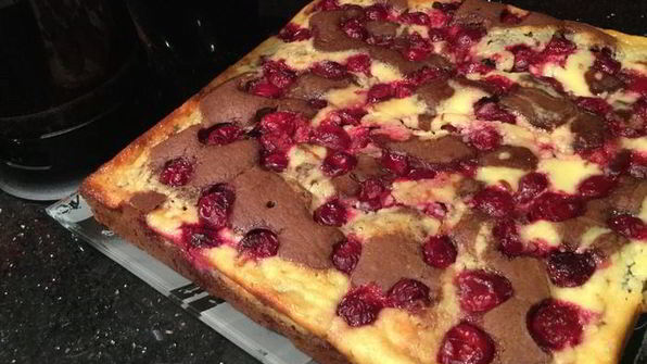 брауни-чизкейк с вишней