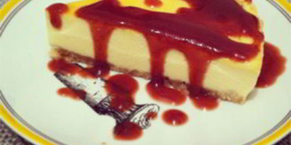 Рецепт чизкейка с клубничным соусом