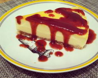 Чизкейк с клубничным соусом