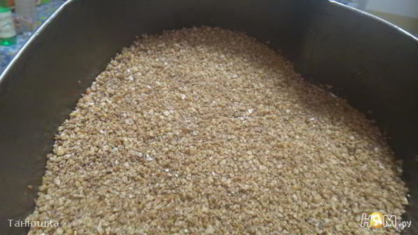 чизкейк с миндальной основой и малиновым топпингом