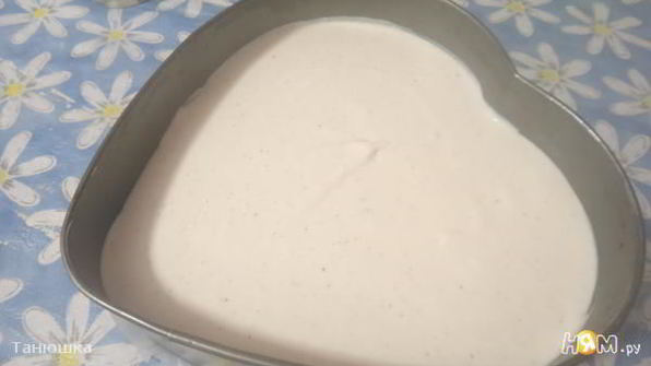 чизкейк с миндальной основой и малиновым топпингом