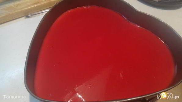 чизкейк с миндальной основой и малиновым топпингом