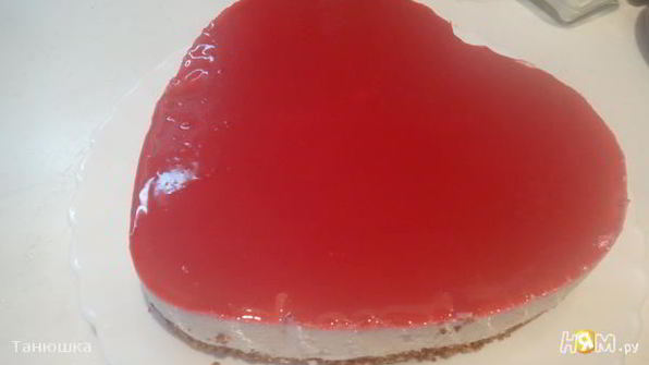 чизкейк с миндальной основой и малиновым топпингом