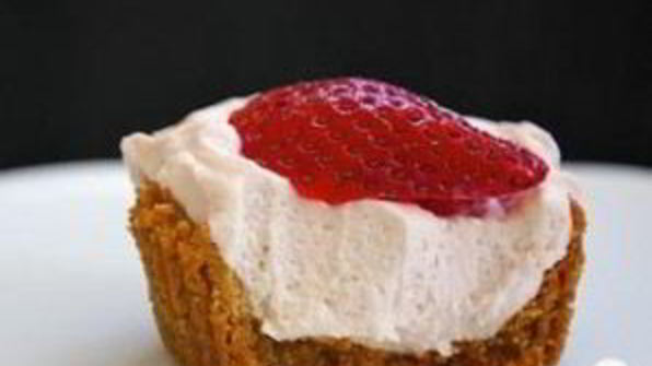 мини-чизкейки с клубникой