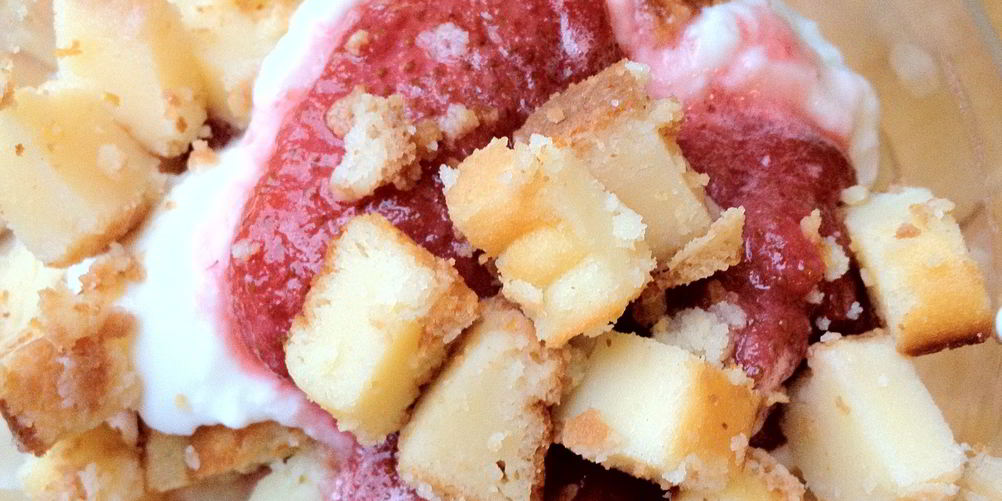 Рецепт парфе с йогуртом и кубиками чизкейка в клубничном соусе