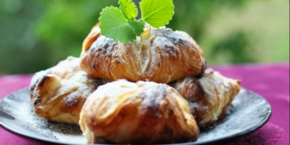 Рецепт французских слоек с брусникой и сливами