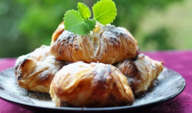 Французские слойки с брусникой и сливами