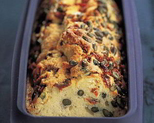 Кекс с томатами и фисташками