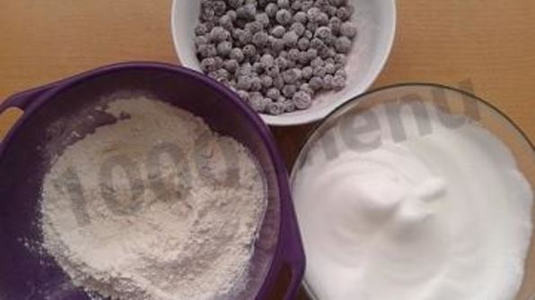 кекс с ягодами на яичных белках