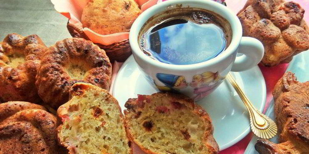 Рецепт кексов с ягодами и грушей на творожном тесте