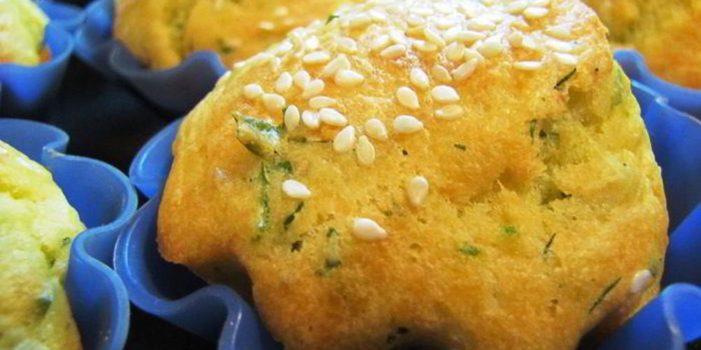 Рецепт кексов закусочных с адегейским сыром, травами и кунжутом