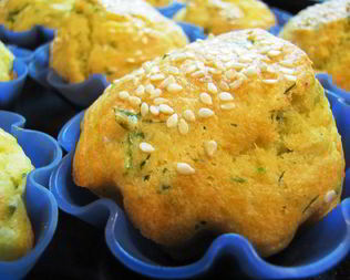 Кексы закусочные с адегейским сыром, травами и кунжутом